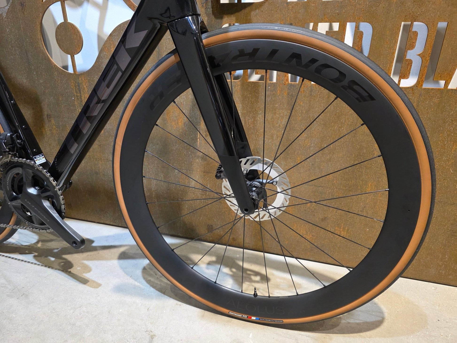 Rennrad von Trek, TREK MADONE SL 7 GEN 8 / GLOSS DARK STAR / M/L vor USEDBIKES - OB.DE Hintergrund