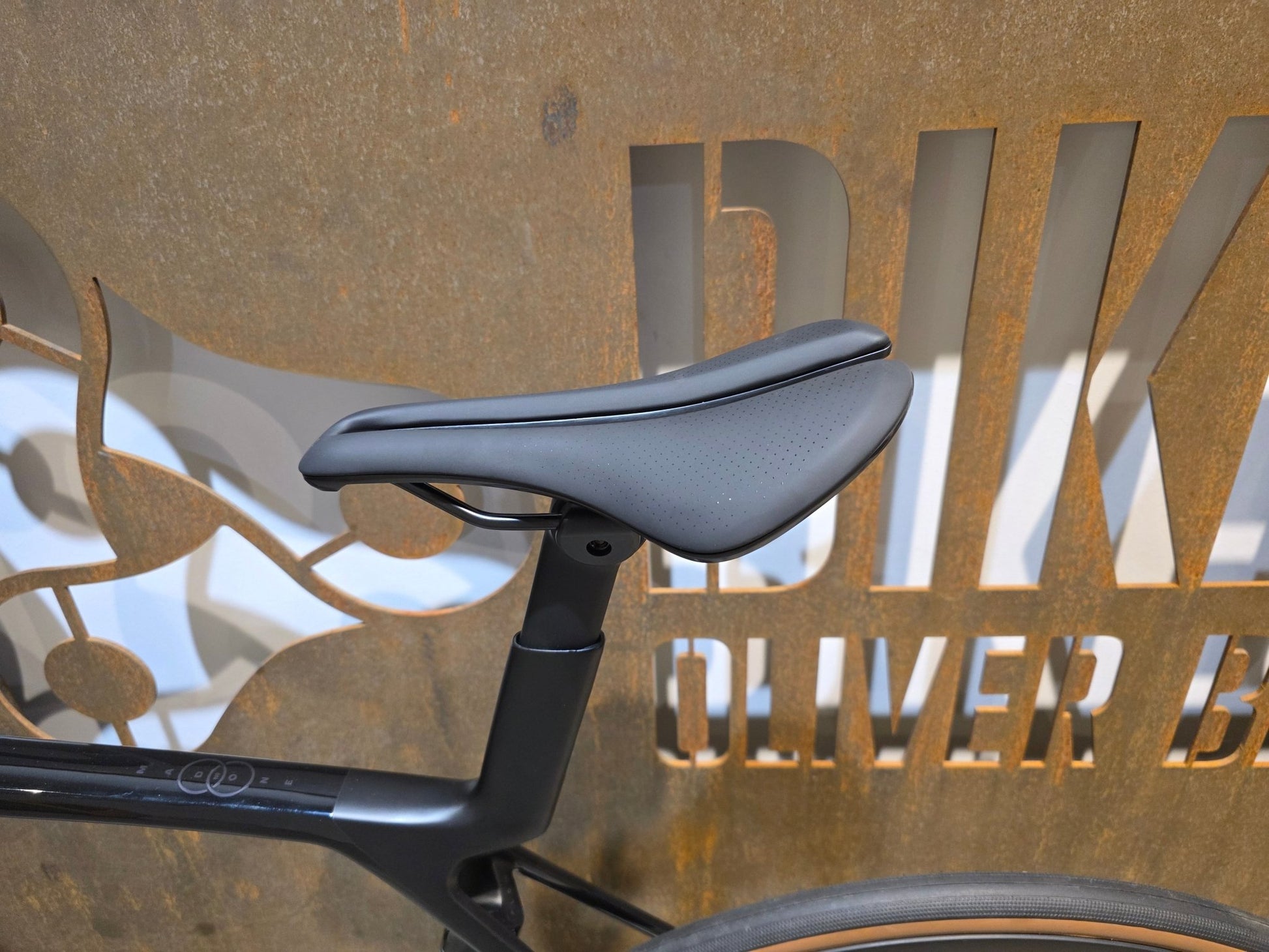 Rennrad von Trek, TREK MADONE SL 7 GEN 8 / GLOSS DARK STAR / M/L vor USEDBIKES - OB.DE Hintergrund