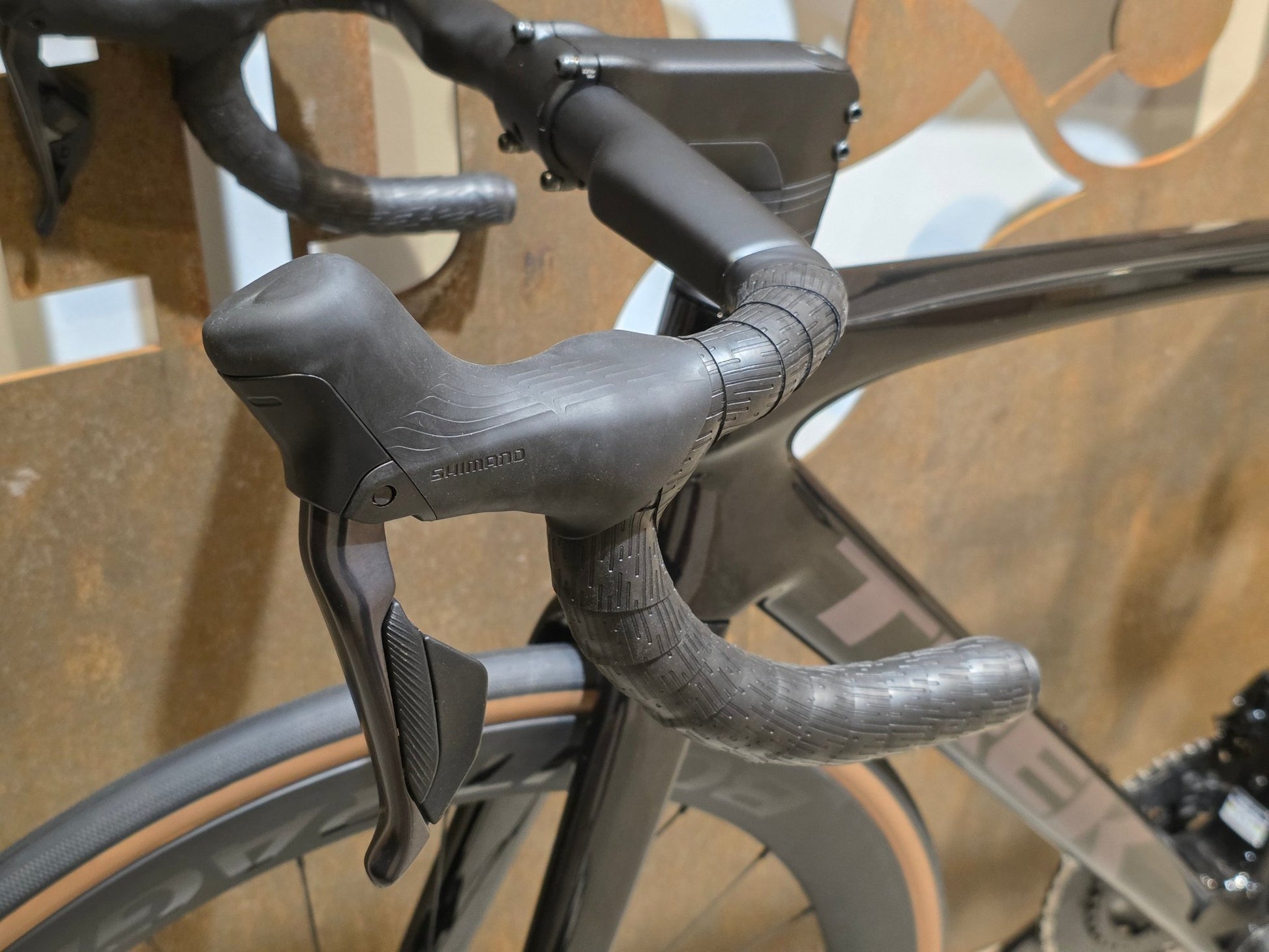 Rennrad von Trek, TREK MADONE SL 7 GEN 8 / GLOSS DARK STAR / M/L vor USEDBIKES - OB.DE Hintergrund