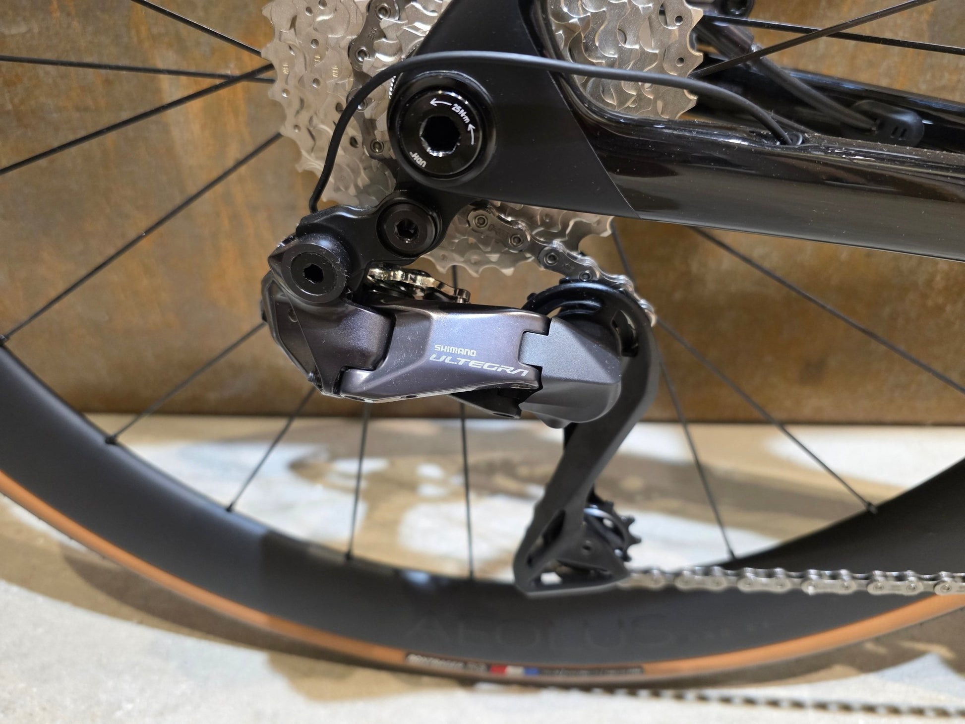 Rennrad von Trek, TREK MADONE SL 7 GEN 8 / GLOSS DARK STAR / M/L vor USEDBIKES - OB.DE Hintergrund