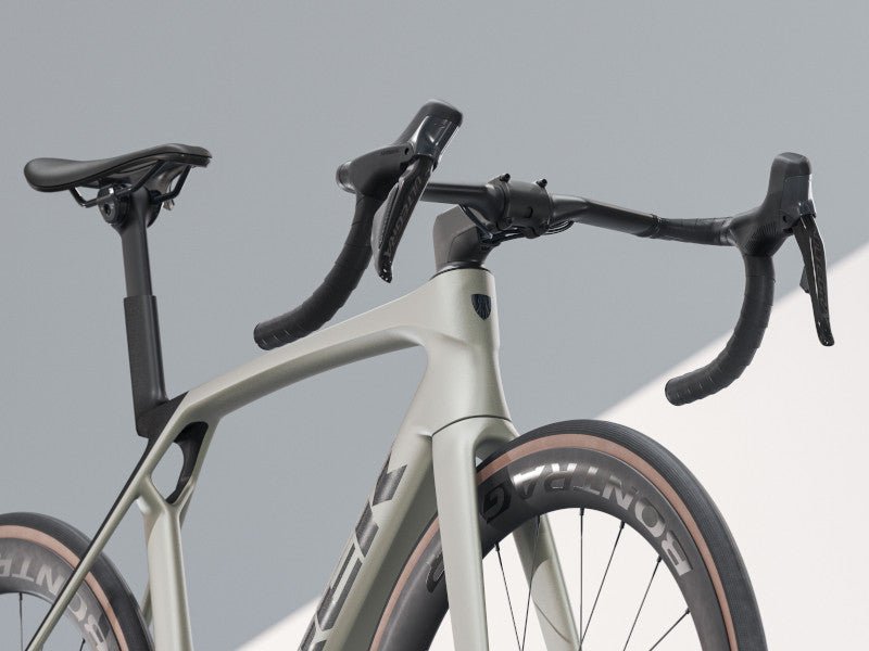 Rennrad von Trek, TREK MADONE SL 7 GEN 8 / LUNAR SILVER / M vor USEDBIKES - OB.DE Hintergrund