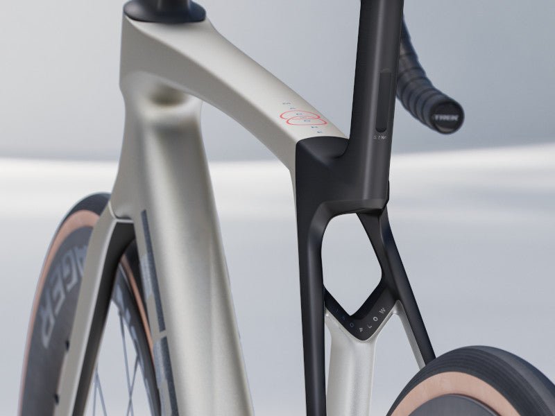 Rennrad von Trek, TREK MADONE SL 7 GEN 8 / LUNAR SILVER / M vor USEDBIKES - OB.DE Hintergrund