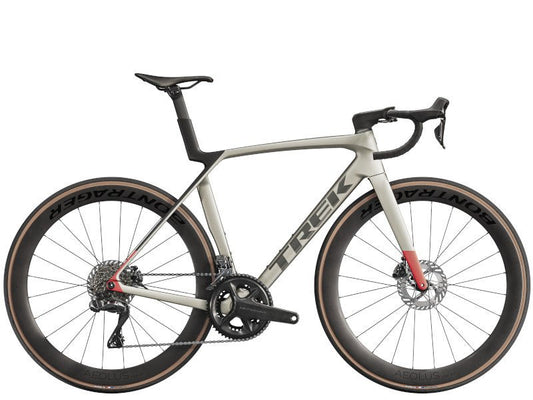 Rennrad von Trek, TREK MADONE SL 7 GEN 8 / LUNAR SILVER / M vor USEDBIKES - OB.DE Hintergrund