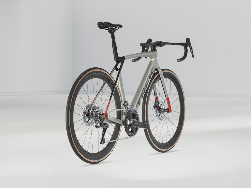 Rennrad von Trek, TREK MADONE SL 7 GEN 8 / LUNAR SILVER / M vor USEDBIKES - OB.DE Hintergrund