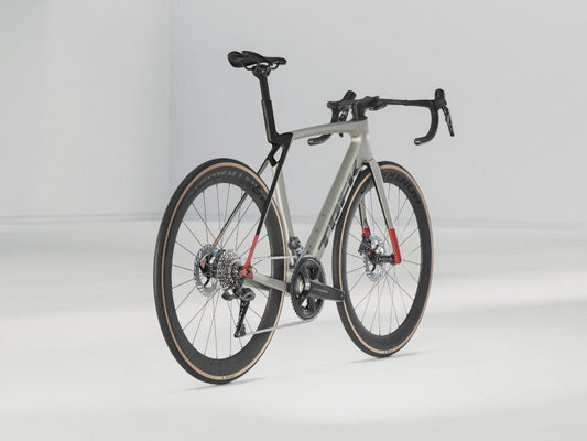Rennrad von Trek, TREK MADONE SL 7 GEN 8 / LUNAR SILVER / M vor USEDBIKES - OB.DE Hintergrund