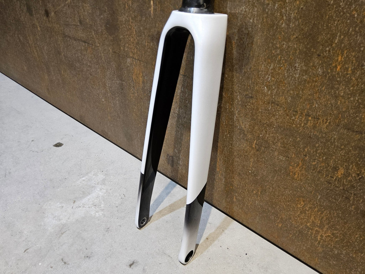 Federgabel, Gabel & Dämpfer von Trek, TREK MADONE SL GEN 8 GABEL / 700C RIGID FORK / WHITE GREY vor USEDBIKES - OB.DE Hintergrund