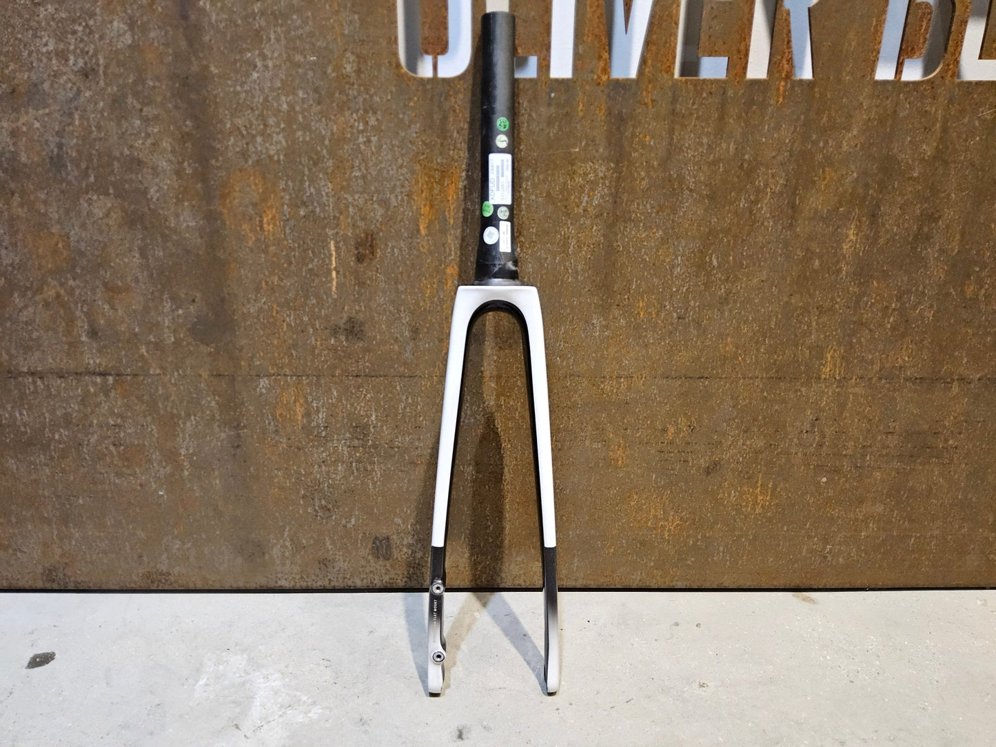 Federgabel, Gabel & Dämpfer von Trek, TREK MADONE SL GEN 8 GABEL / 700C RIGID FORK / WHITE GREY vor USEDBIKES - OB.DE Hintergrund