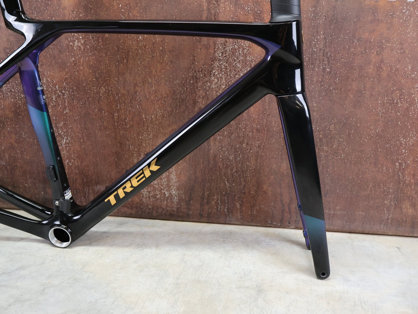 Rennradrahmen von Trek, TREK MADONE SL GEN 8 RAHMENSET / DARK STAR / M vor USEDBIKES - OB.DE Hintergrund