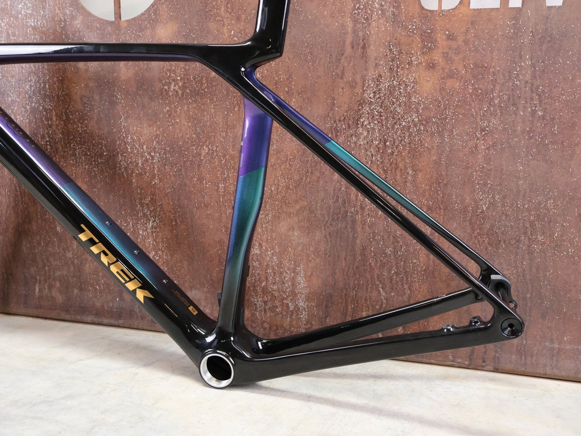 Rennradrahmen von Trek, TREK MADONE SL GEN 8 RAHMENSET / DARK STAR / M vor USEDBIKES - OB.DE Hintergrund