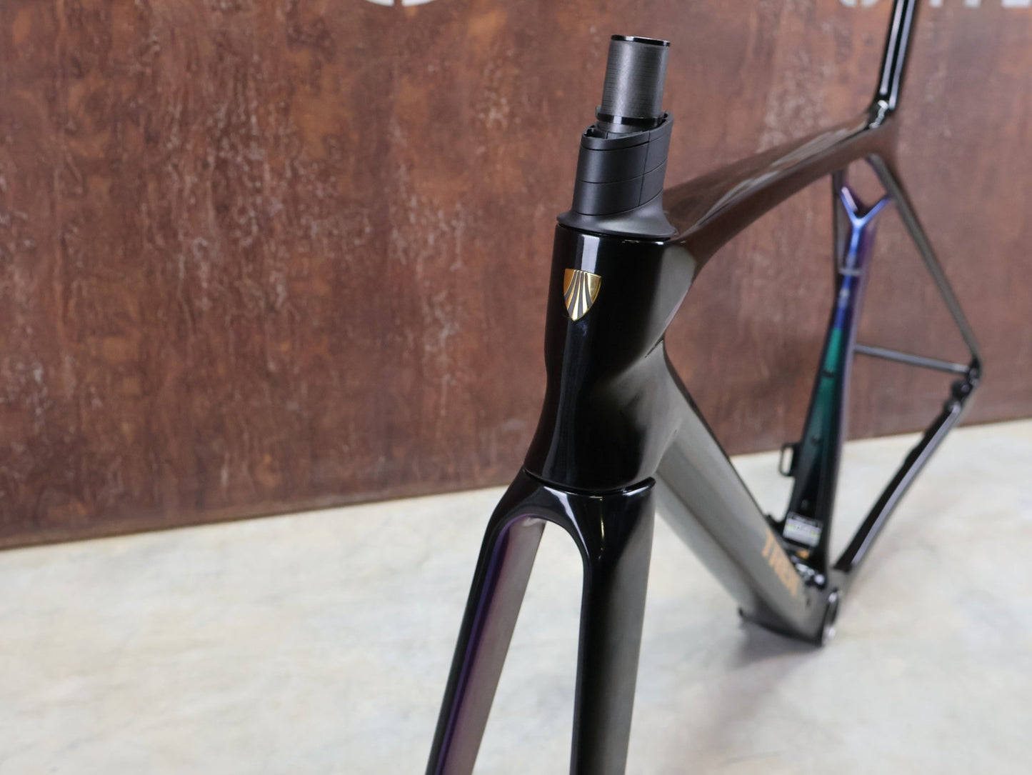 Rennradrahmen von Trek, TREK MADONE SL GEN 8 RAHMENSET / DARK STAR / M vor USEDBIKES - OB.DE Hintergrund