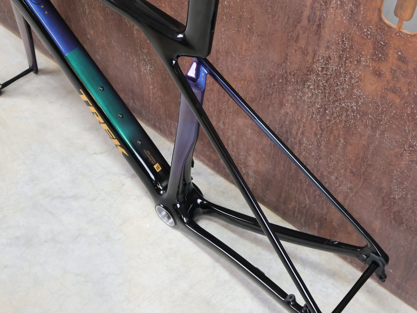 Rennradrahmen von Trek, TREK MADONE SL GEN 8 RAHMENSET / DARK STAR / M vor USEDBIKES - OB.DE Hintergrund