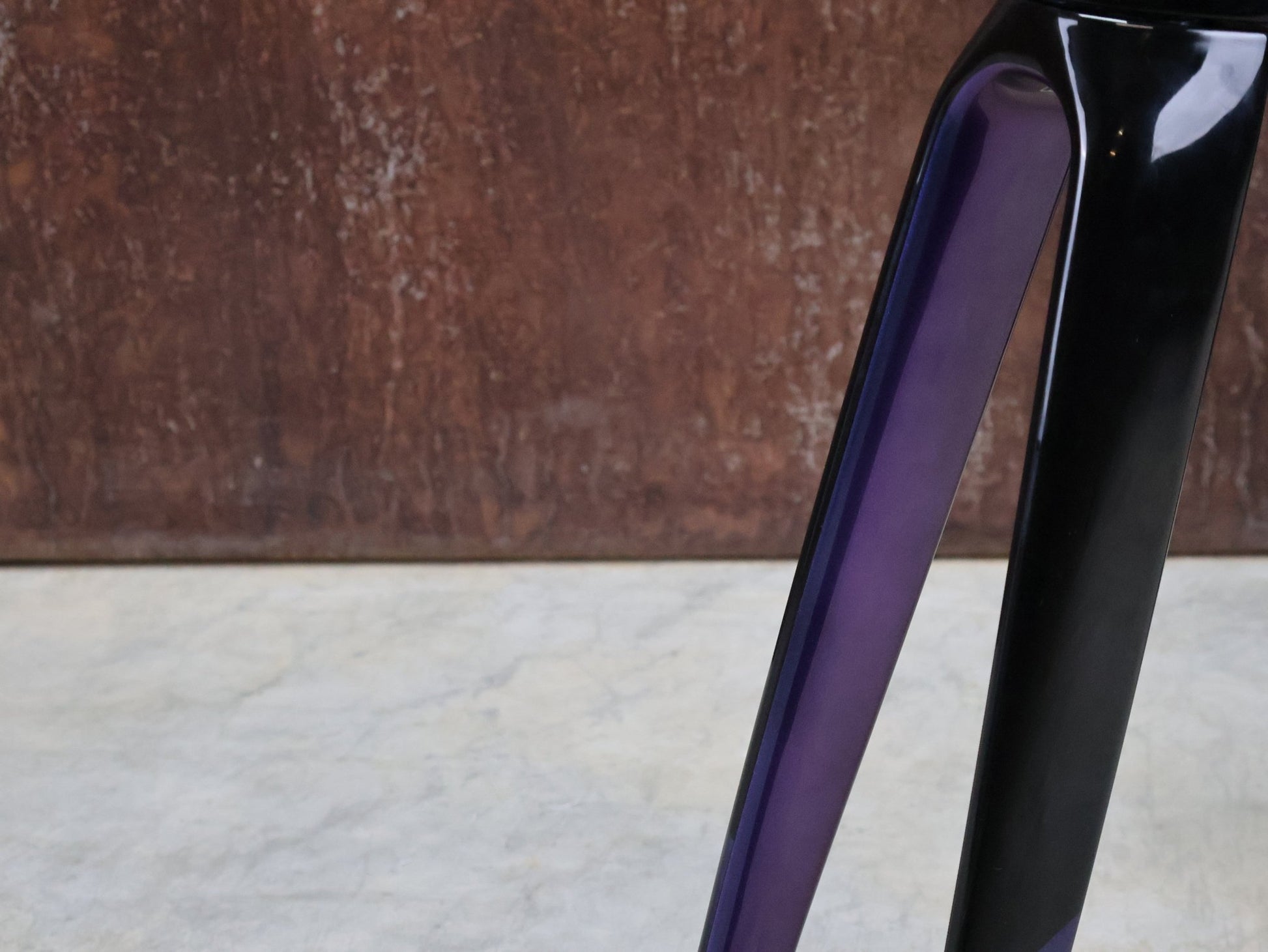 Rennradrahmen von Trek, TREK MADONE SL GEN 8 RAHMENSET / DARK STAR / M vor USEDBIKES - OB.DE Hintergrund