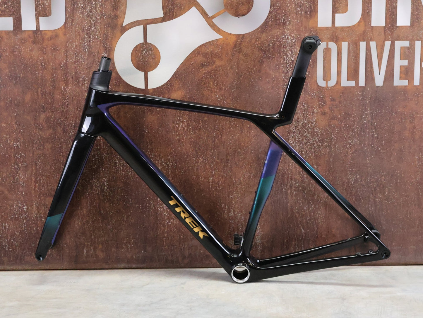 Rennradrahmen von Trek, TREK MADONE SL GEN 8 RAHMENSET / DARK STAR / M vor USEDBIKES - OB.DE Hintergrund