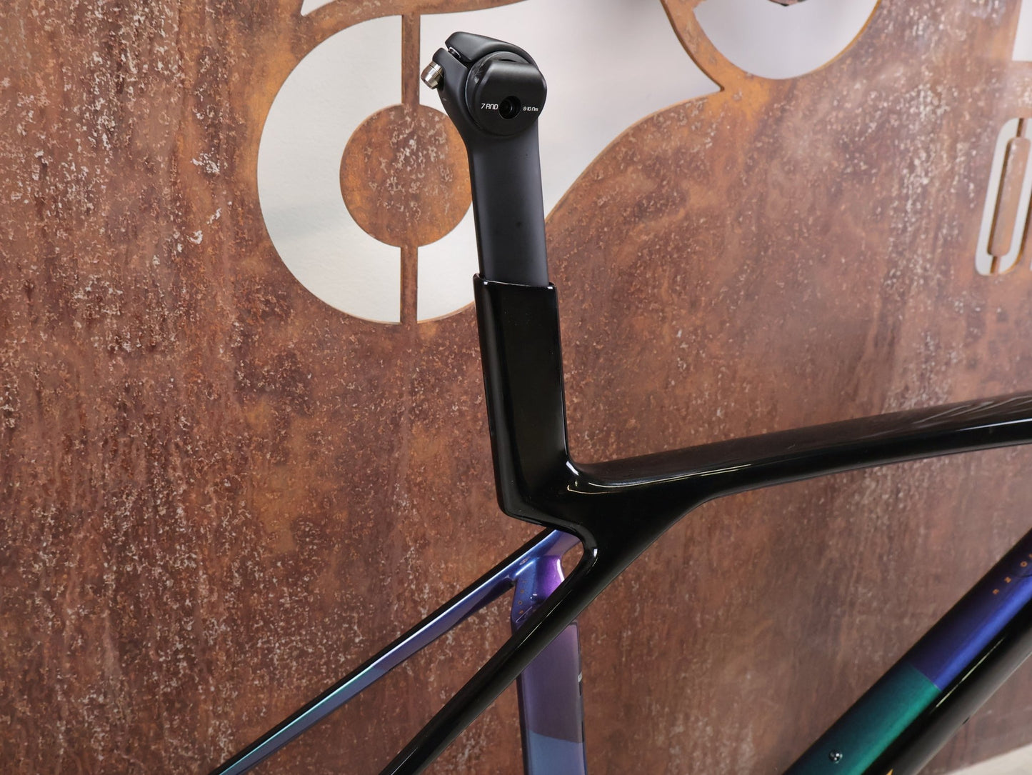 Rennradrahmen von Trek, TREK MADONE SL GEN 8 RAHMENSET / DARK STAR / M vor USEDBIKES - OB.DE Hintergrund