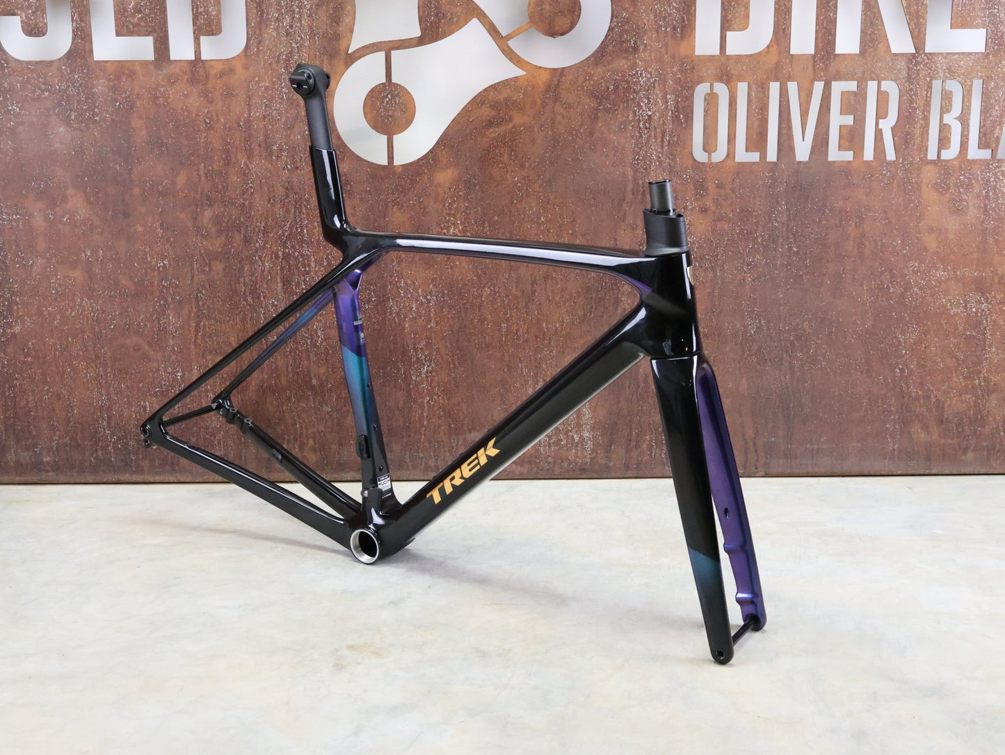 Rennradrahmen von Trek, TREK MADONE SL GEN 8 RAHMENSET / DARK STAR / M vor USEDBIKES - OB.DE Hintergrund