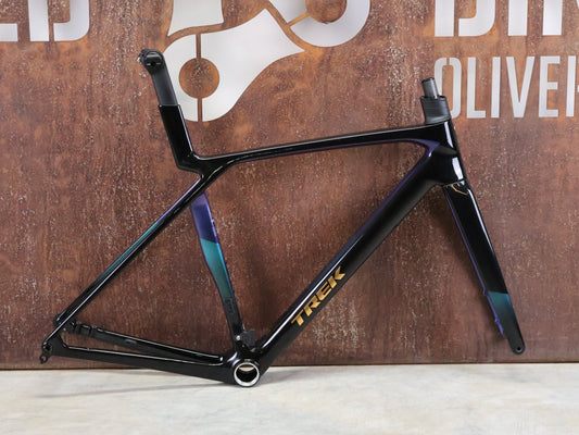 Rennradrahmen von Trek, TREK MADONE SL GEN 8 RAHMENSET / DARK STAR / M vor USEDBIKES - OB.DE Hintergrund
