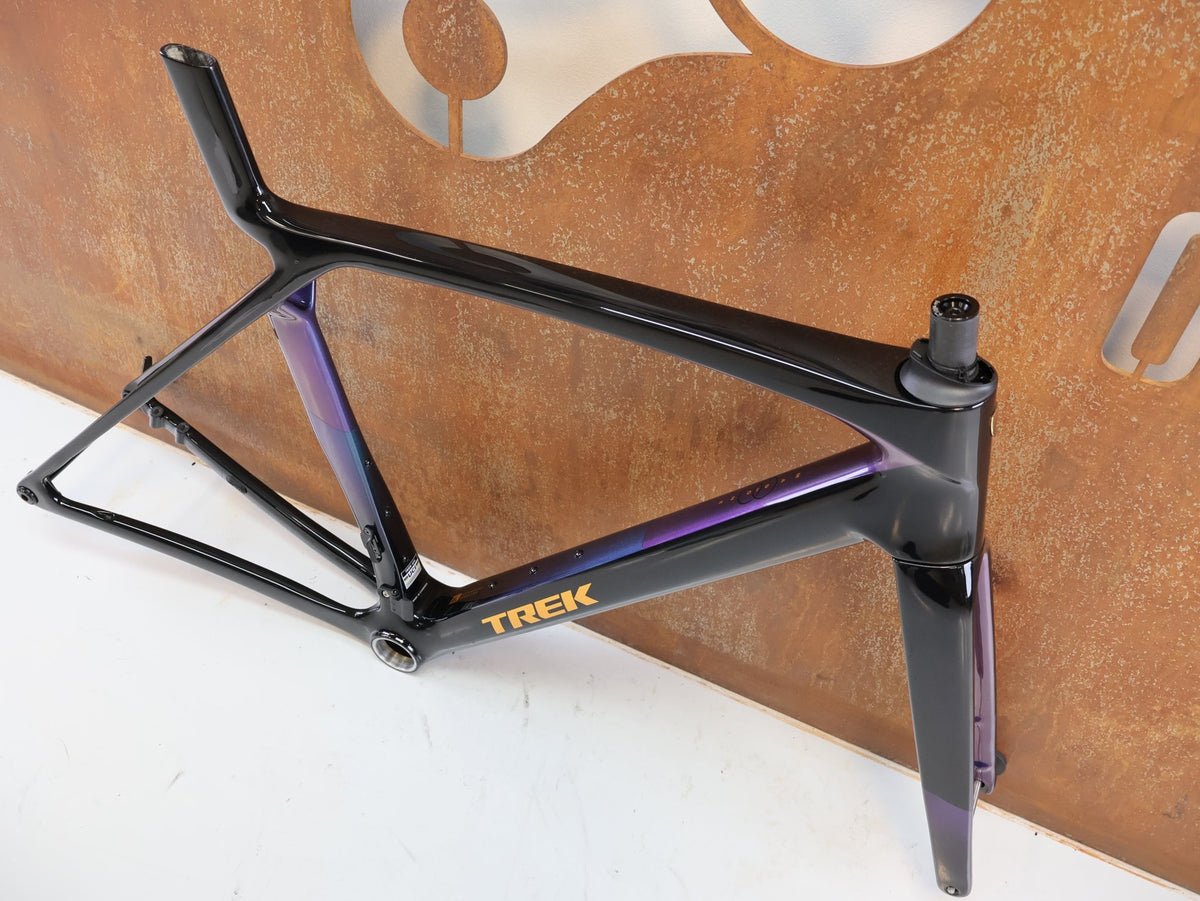 Rennradrahmen von Trek, Trek Madone SL Gen 8 Rahmenset M/L Dark Star OCLV Carbon vor USEDBIKES-OB.DE Hintergrund