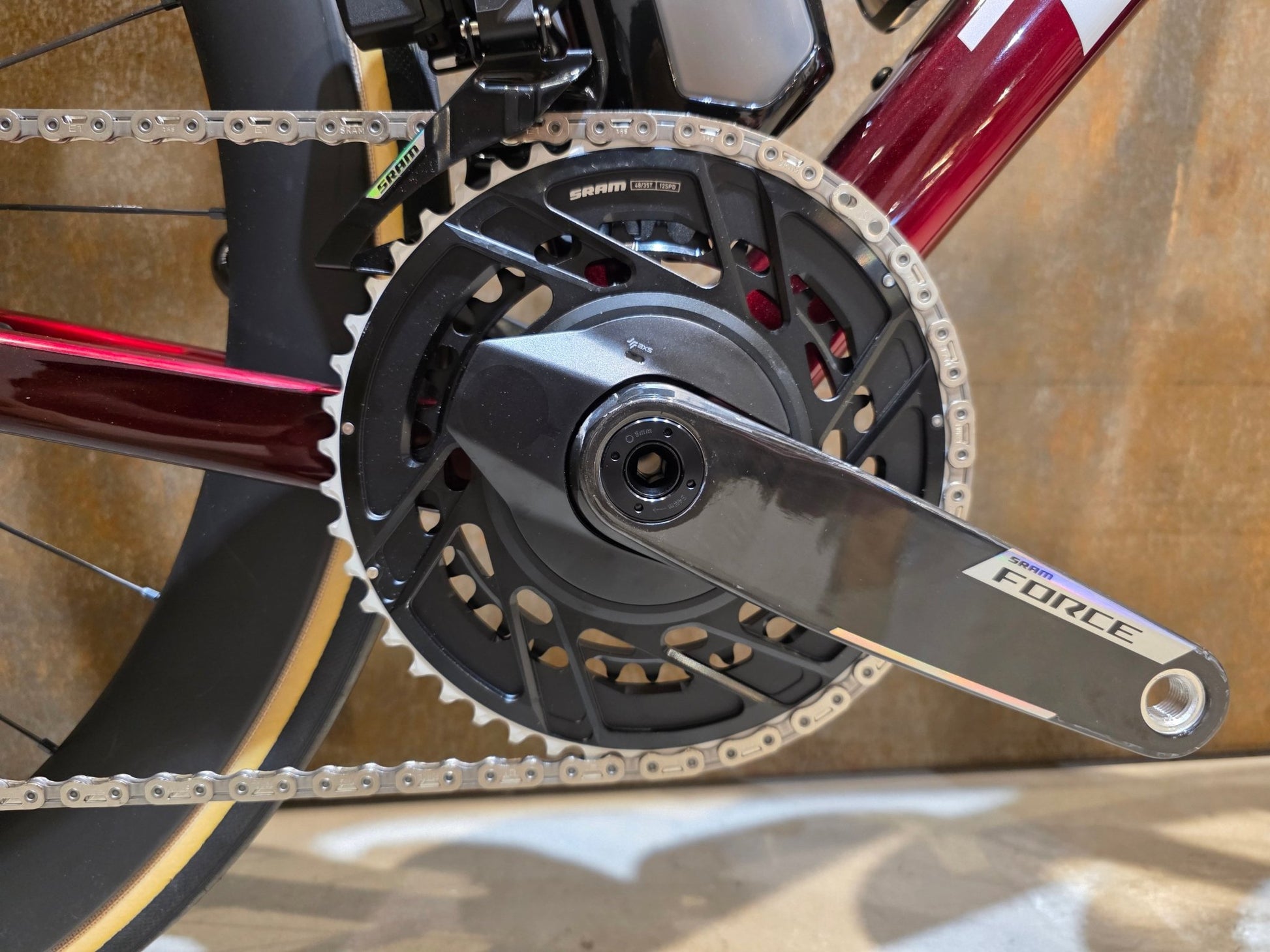 Rennrad von Trek, TREK MADONE SLR 7 AXS MY 2026 / CARBON RED SMOKE / M vor USEDBIKES - OB.DE Hintergrund