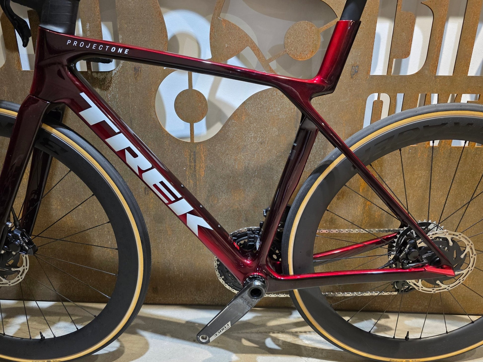 Rennrad von Trek, TREK MADONE SLR 7 AXS MY 2026 / CARBON RED SMOKE / M vor USEDBIKES - OB.DE Hintergrund