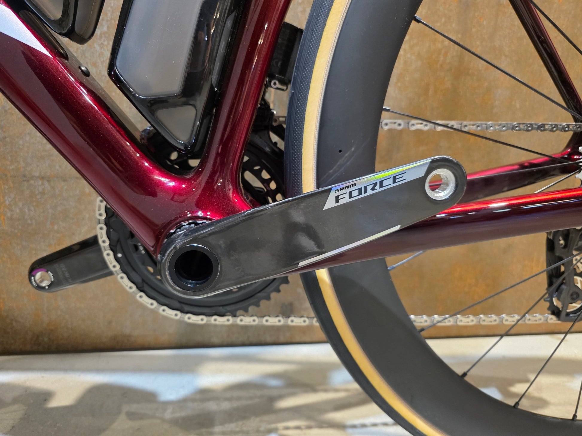 Rennrad von Trek, TREK MADONE SLR 7 AXS MY 2026 / CARBON RED SMOKE / M vor USEDBIKES - OB.DE Hintergrund