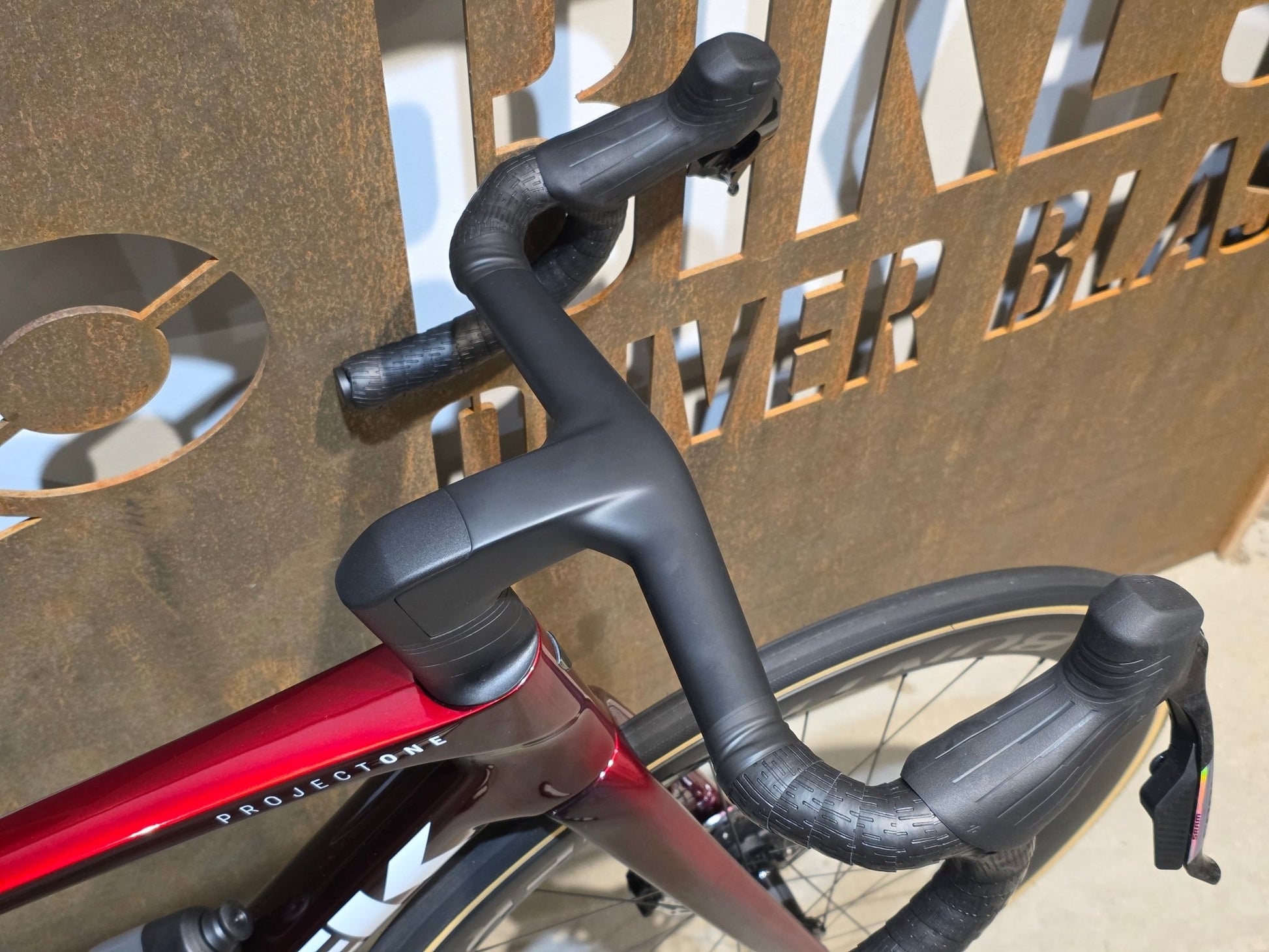 Rennrad von Trek, TREK MADONE SLR 7 AXS MY 2026 / CARBON RED SMOKE / M vor USEDBIKES - OB.DE Hintergrund