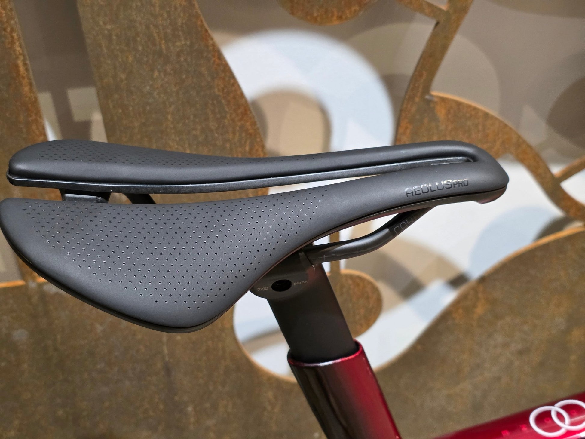 Rennrad von Trek, TREK MADONE SLR 7 AXS MY 2026 / CARBON RED SMOKE / M vor USEDBIKES - OB.DE Hintergrund