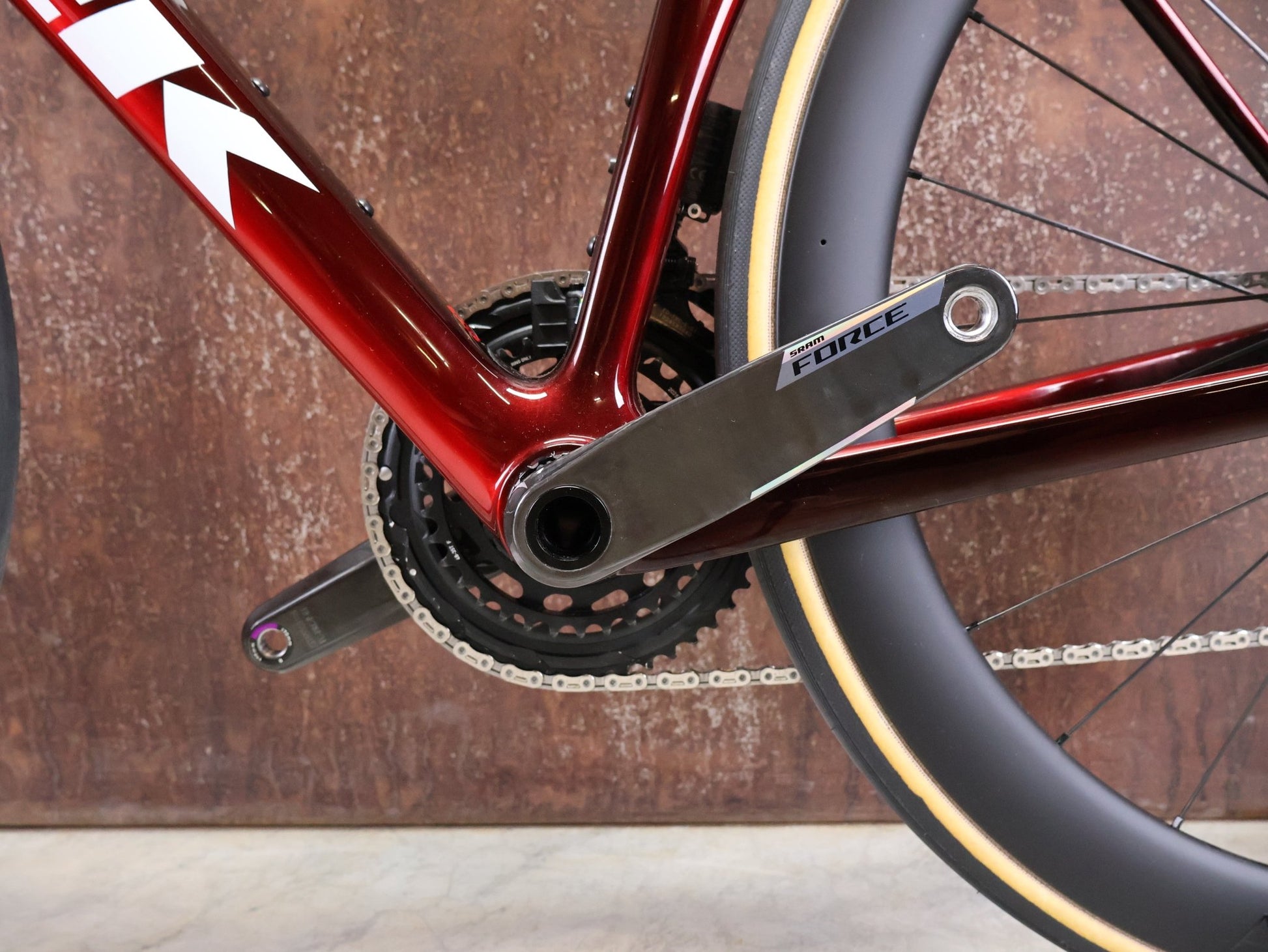 Rennrad von Trek, TREK MADONE SLR 7 AXS MY 2026 / CARBON RED SMOKE / M vor USEDBIKES - OB.DE Hintergrund