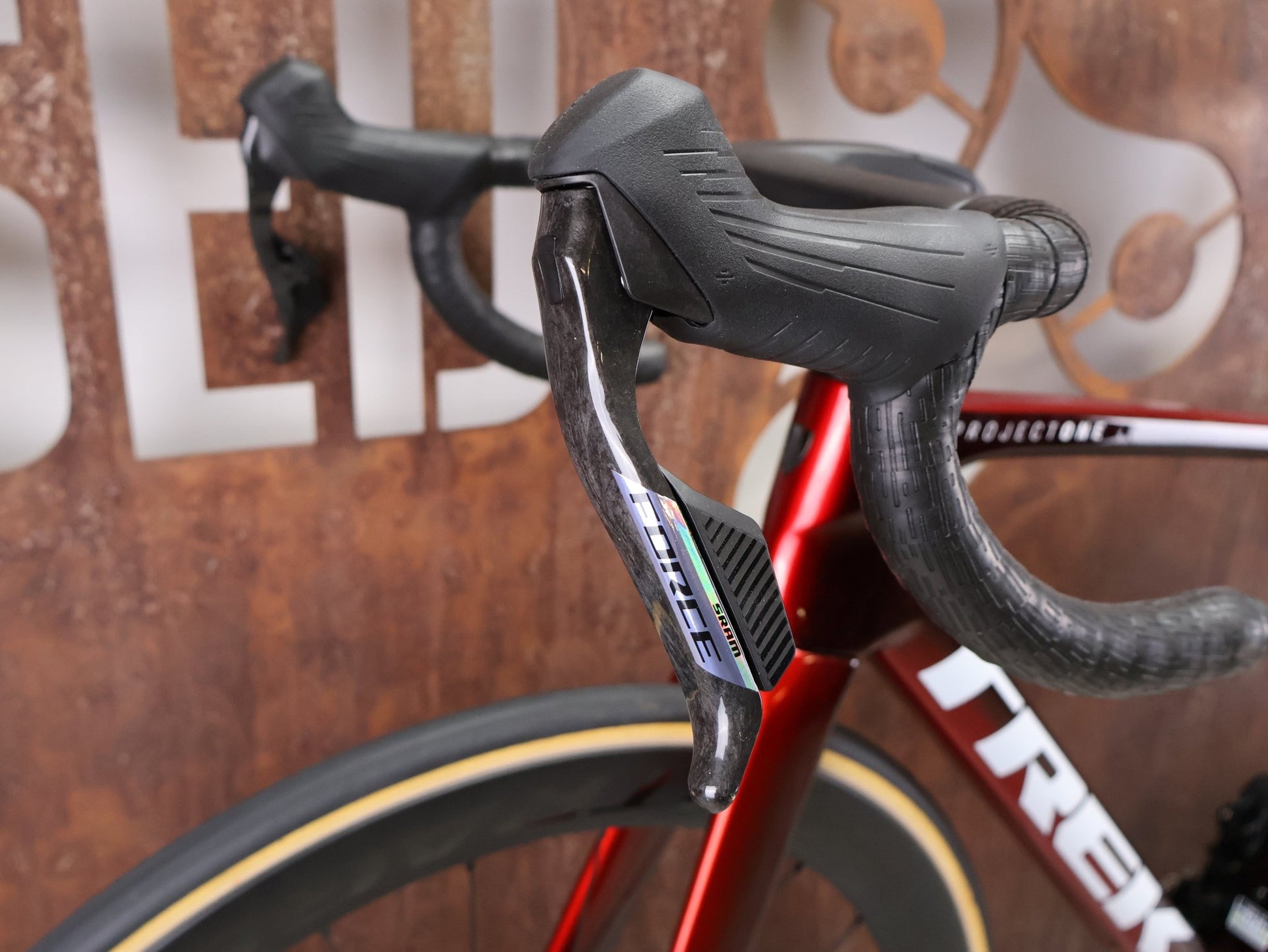 Rennrad von Trek, TREK MADONE SLR 7 AXS MY 2026 / CARBON RED SMOKE / M vor USEDBIKES - OB.DE Hintergrund