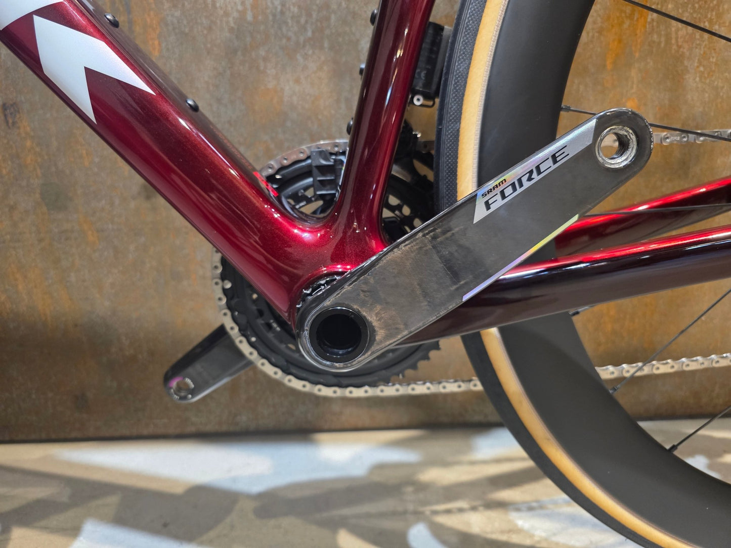 Rennrad von Trek, TREK MADONE SLR 7 AXS MY 2026 / CARBON RED SMOKE / M vor USEDBIKES - OB.DE Hintergrund