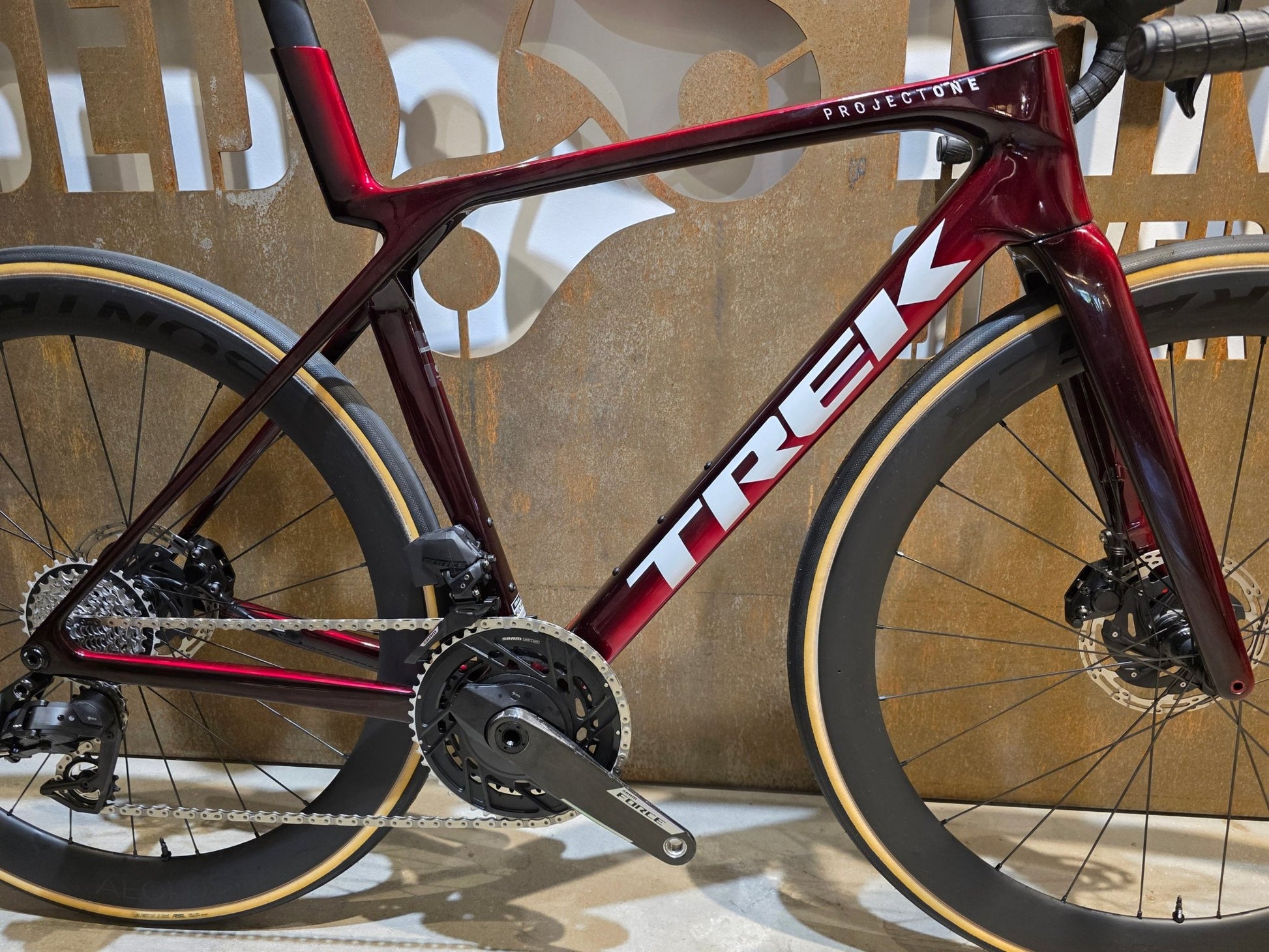 Rennrad von Trek, TREK MADONE SLR 7 AXS MY 2026 / CARBON RED SMOKE / M vor USEDBIKES - OB.DE Hintergrund