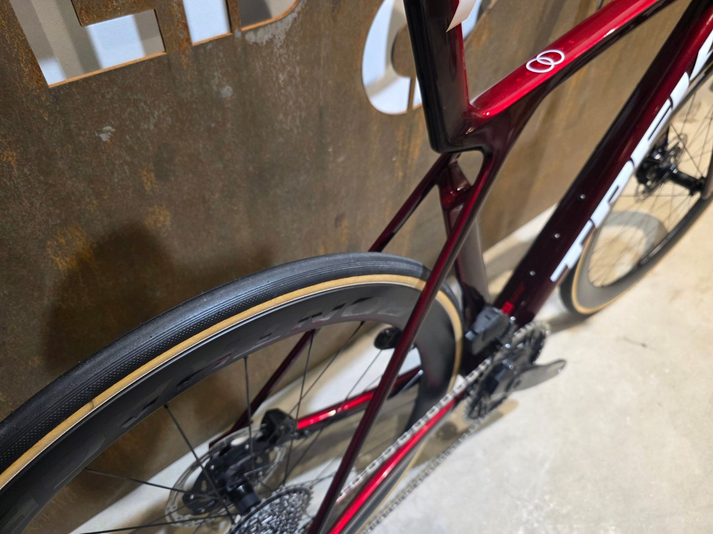 Rennrad von Trek, TREK MADONE SLR 7 AXS MY 2026 / CARBON RED SMOKE / M vor USEDBIKES - OB.DE Hintergrund