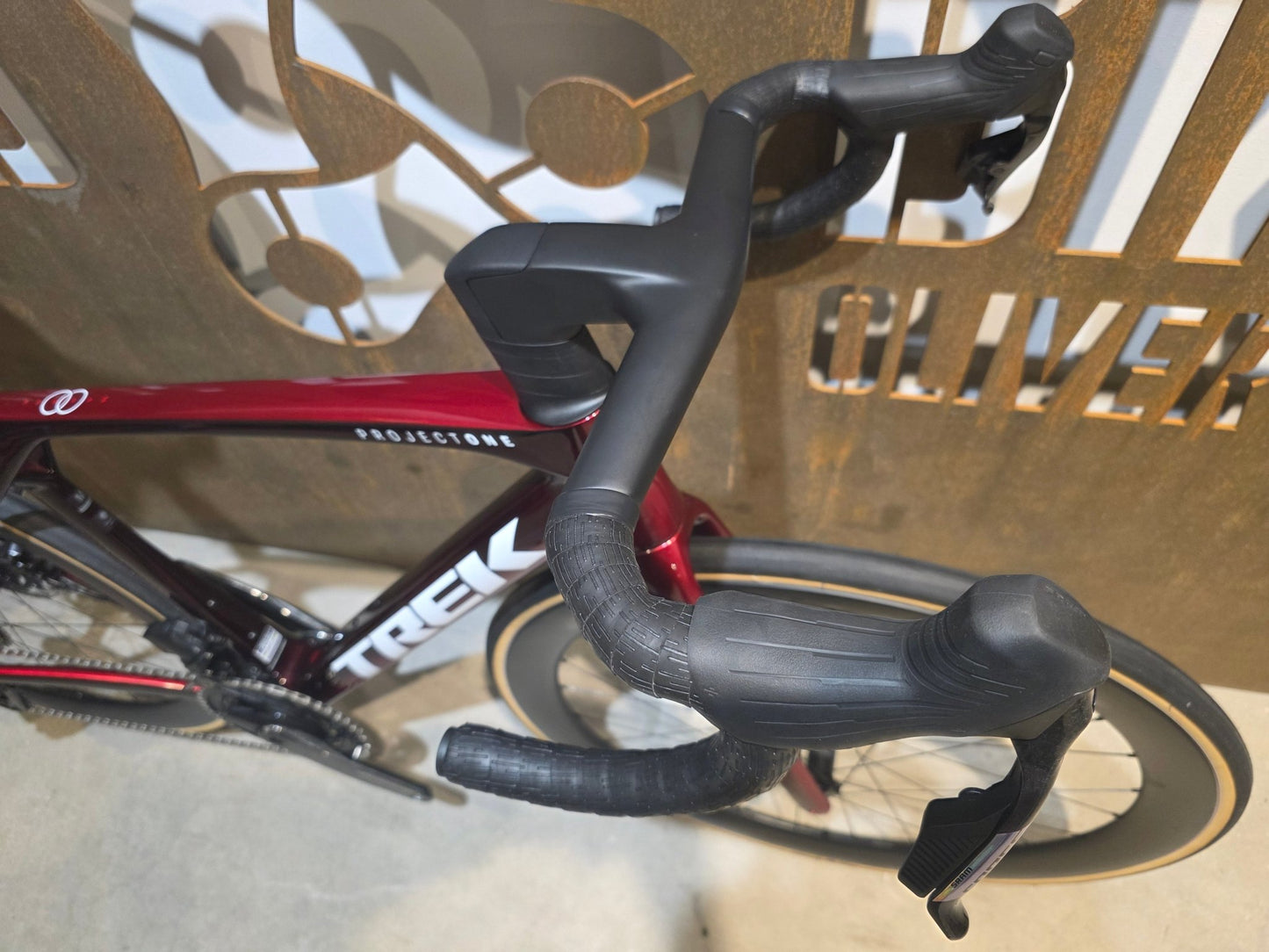 Rennrad von Trek, TREK MADONE SLR 7 AXS MY 2026 / CARBON RED SMOKE / M vor USEDBIKES - OB.DE Hintergrund