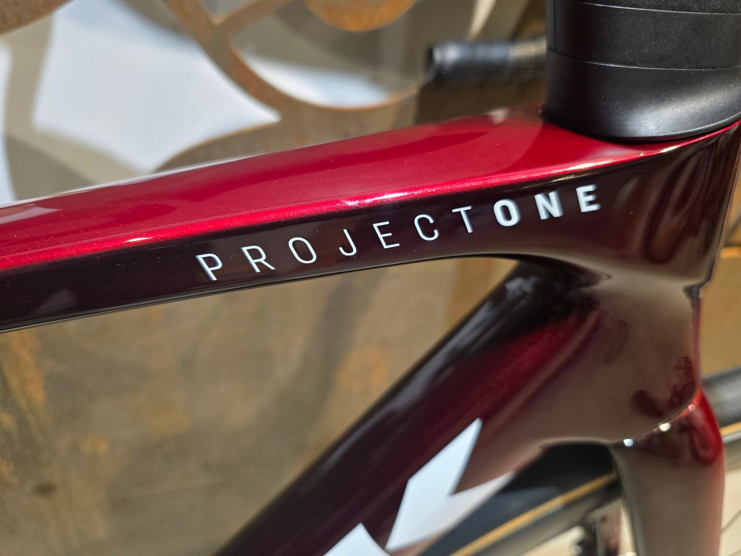 Rennrad von Trek, TREK MADONE SLR 7 AXS MY 2026 / CARBON RED SMOKE / M vor USEDBIKES - OB.DE Hintergrund