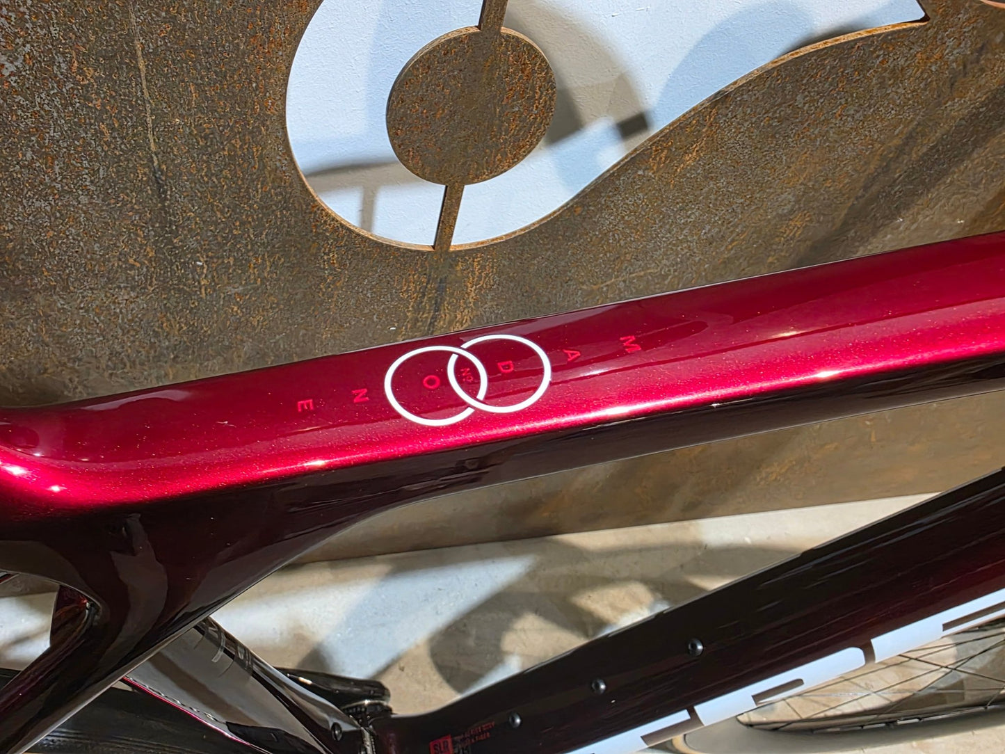 Rennrad von Trek, TREK MADONE SLR 7 AXS MY 2026 / CARBON RED SMOKE / M vor USEDBIKES - OB.DE Hintergrund