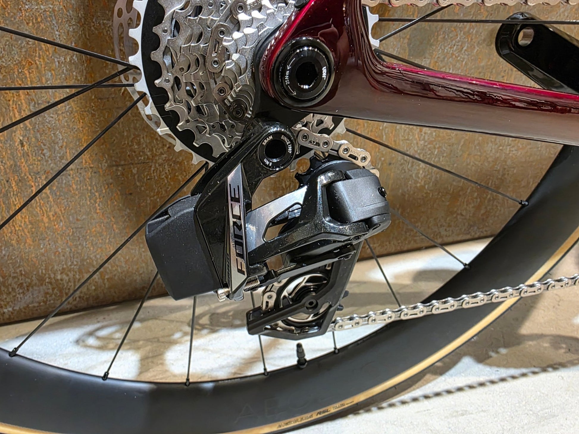 Rennrad von Trek, TREK MADONE SLR 7 AXS MY 2026 / CARBON RED SMOKE / M vor USEDBIKES - OB.DE Hintergrund