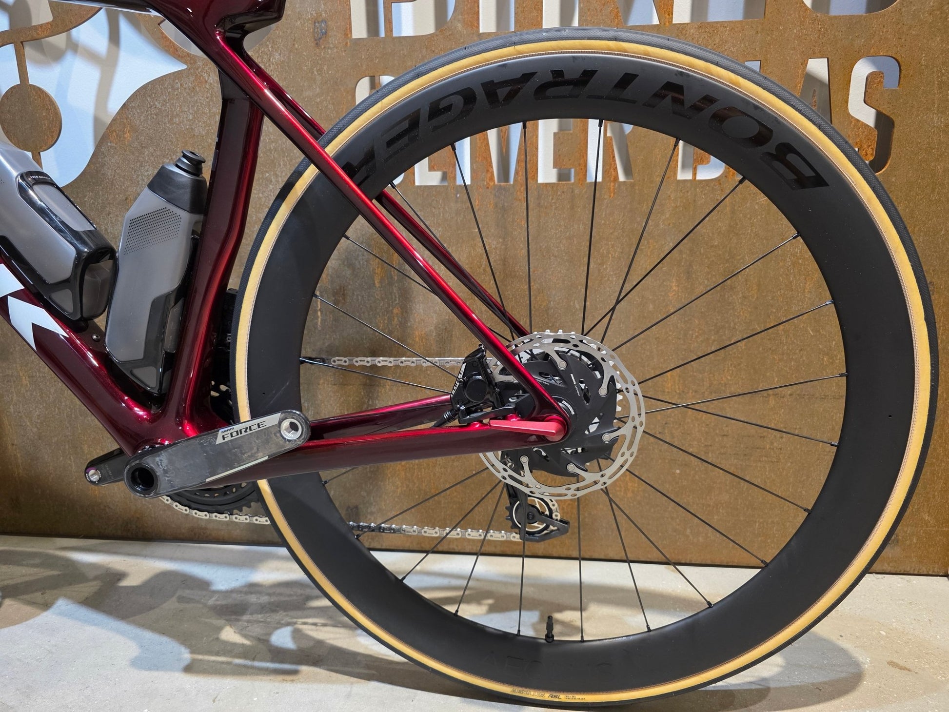 Rennrad von Trek, TREK MADONE SLR 7 AXS MY 2026 / CARBON RED SMOKE / M vor USEDBIKES - OB.DE Hintergrund