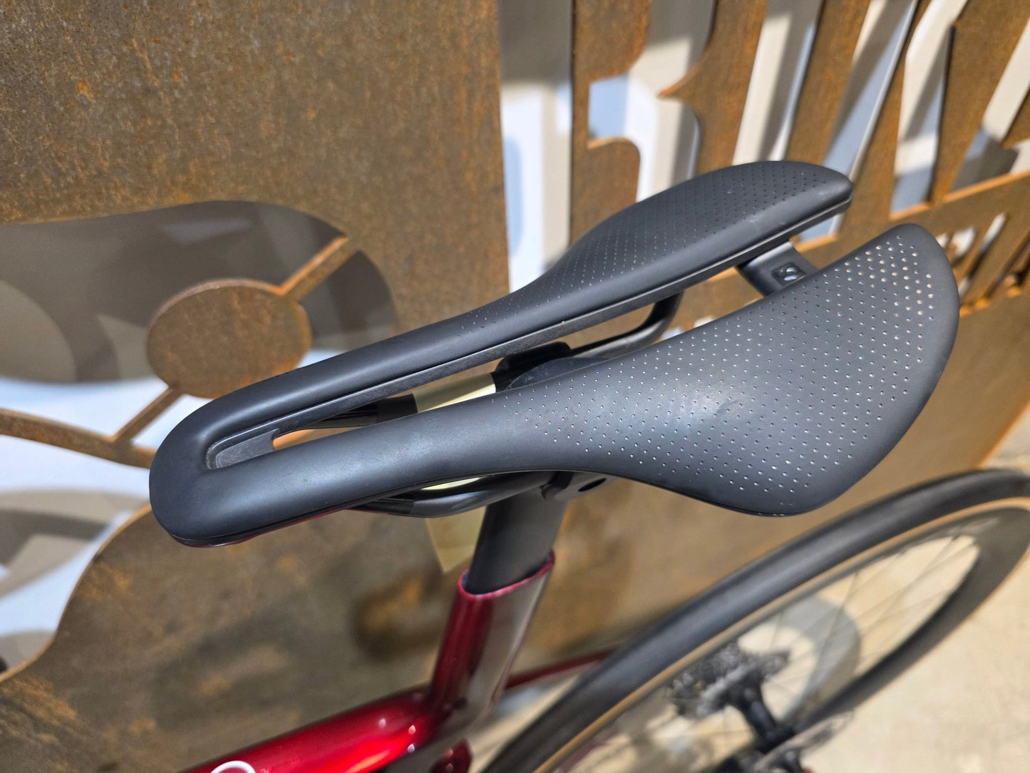 Rennrad von Trek, TREK MADONE SLR 7 AXS MY 2026 / CARBON RED SMOKE / M vor USEDBIKES - OB.DE Hintergrund