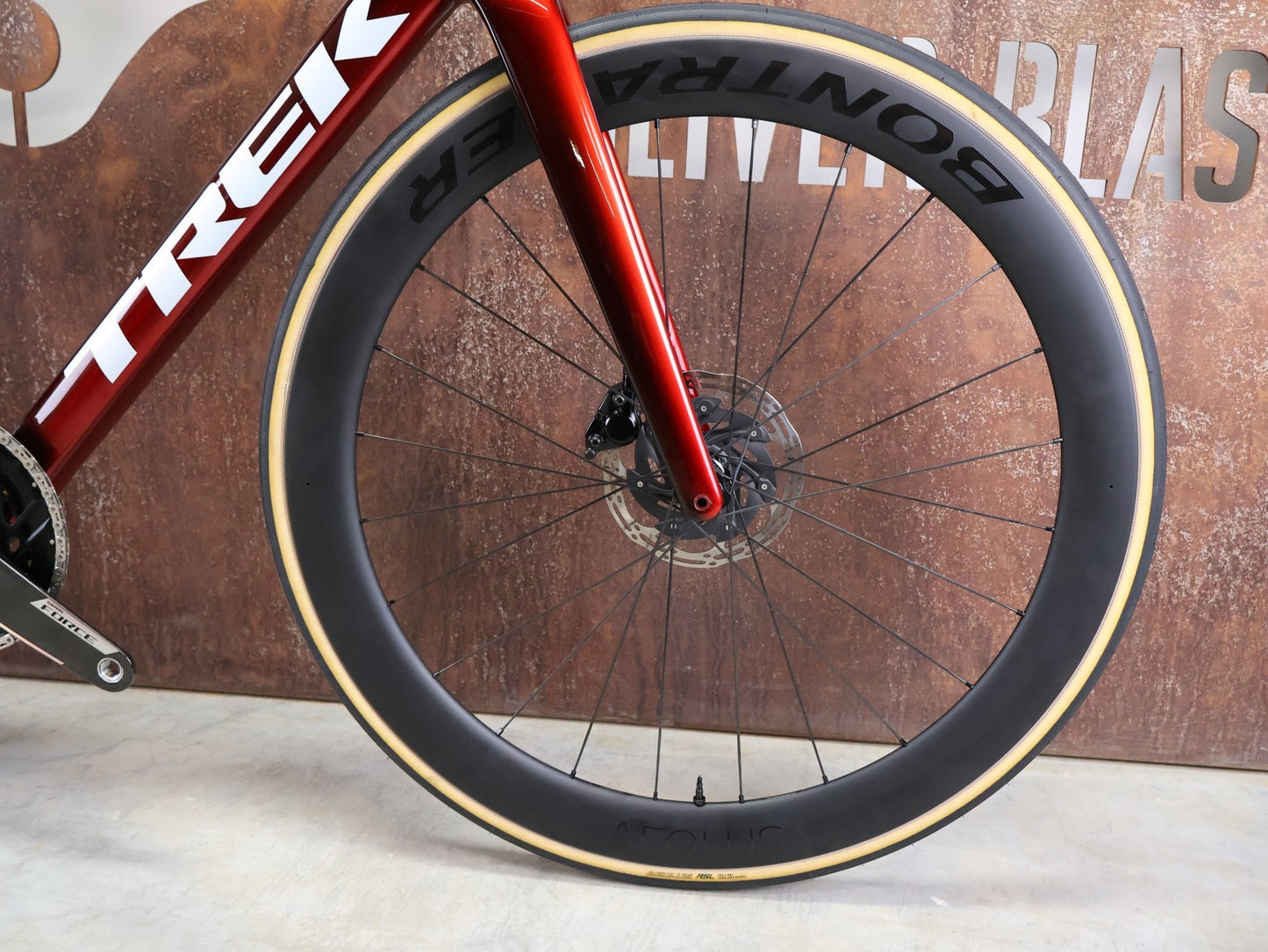 Rennrad von Trek, TREK MADONE SLR 7 AXS MY 2026 / CARBON RED SMOKE / M vor USEDBIKES - OB.DE Hintergrund