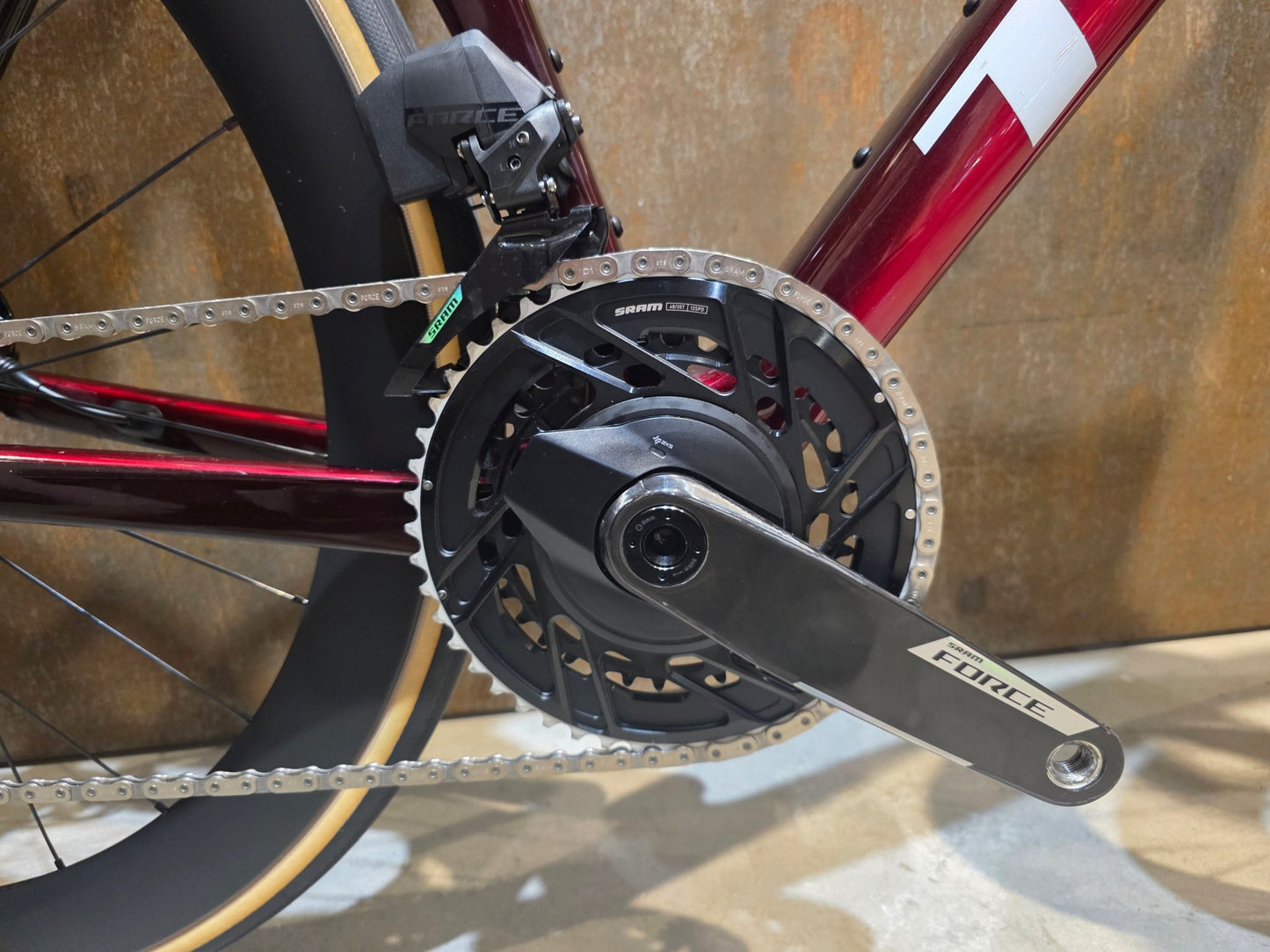 Rennrad von Trek, TREK MADONE SLR 7 AXS MY 2026 / CARBON RED SMOKE / M vor USEDBIKES - OB.DE Hintergrund