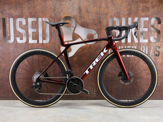Rennrad von Trek, TREK MADONE SLR 7 AXS MY 2026 / CARBON RED SMOKE / M vor USEDBIKES - OB.DE Hintergrund