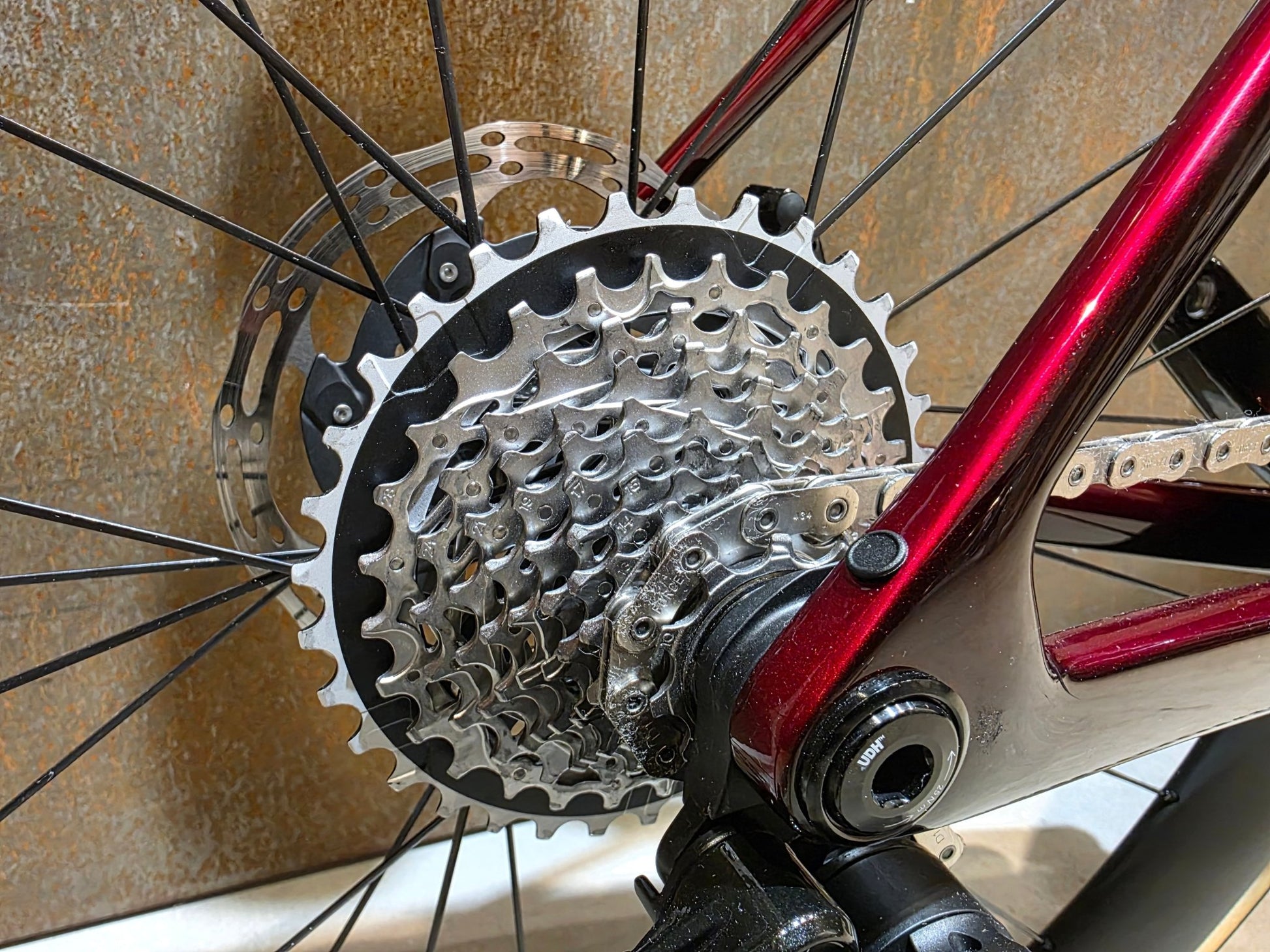 Rennrad von Trek, TREK MADONE SLR 7 AXS MY 2026 / CARBON RED SMOKE / M vor USEDBIKES - OB.DE Hintergrund