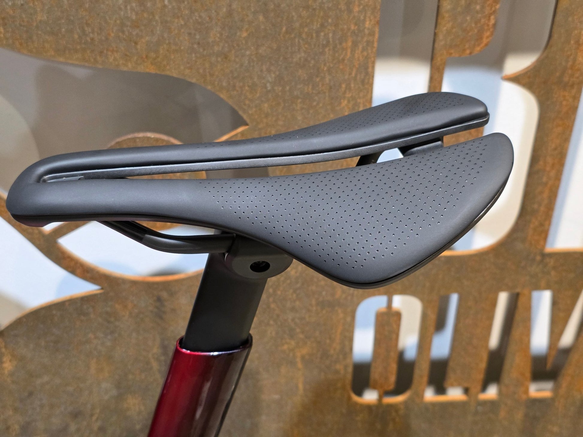 Rennrad von Trek, TREK MADONE SLR 7 AXS MY 2026 / CARBON RED SMOKE / M vor USEDBIKES - OB.DE Hintergrund