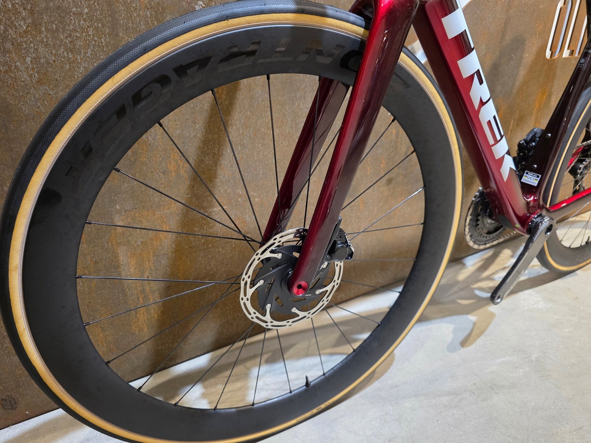 Rennrad von Trek, TREK MADONE SLR 7 AXS MY 2026 / CARBON RED SMOKE / M vor USEDBIKES - OB.DE Hintergrund