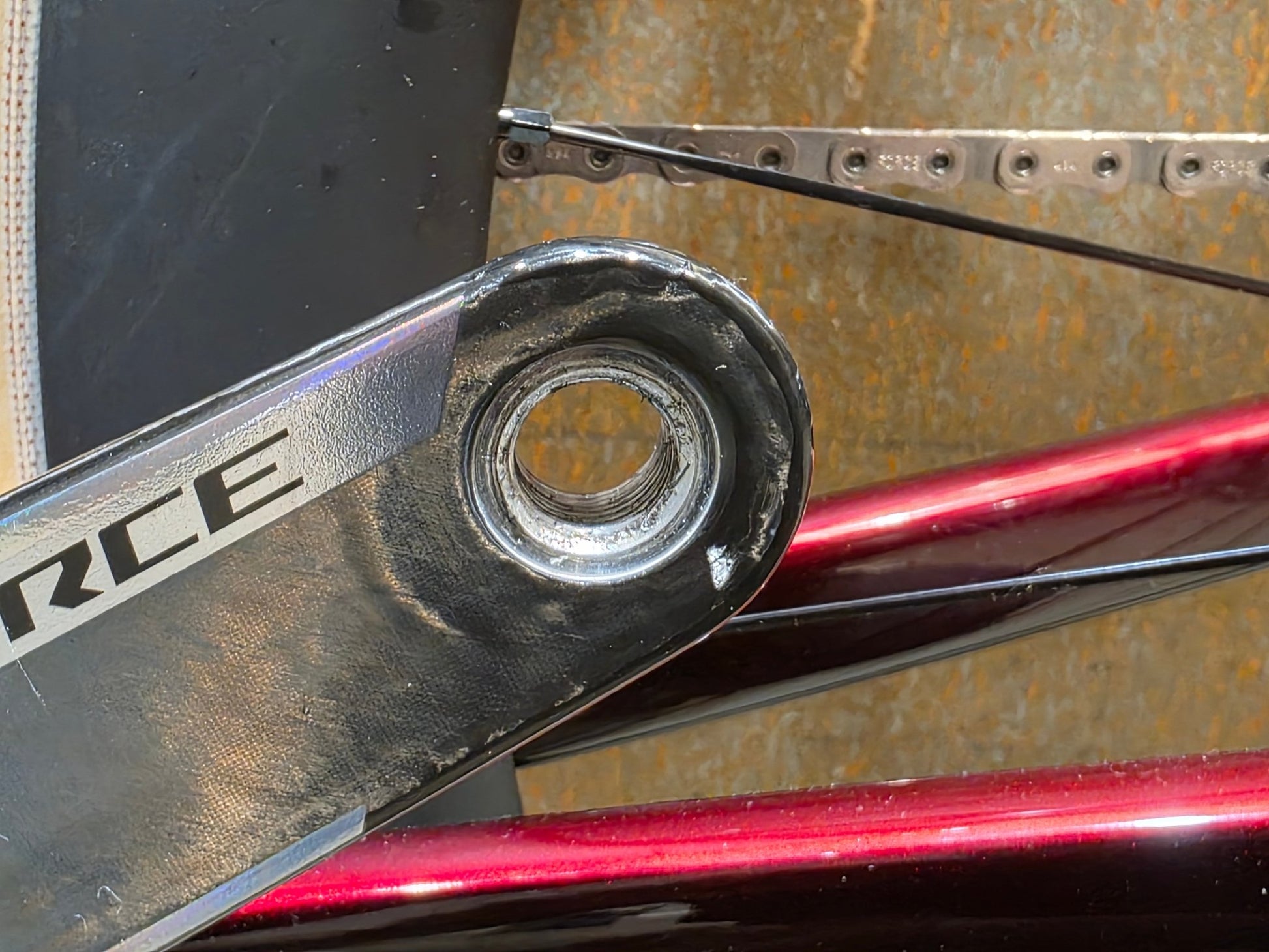 Rennrad von Trek, TREK MADONE SLR 7 AXS MY 2026 / CARBON RED SMOKE / M vor USEDBIKES - OB.DE Hintergrund