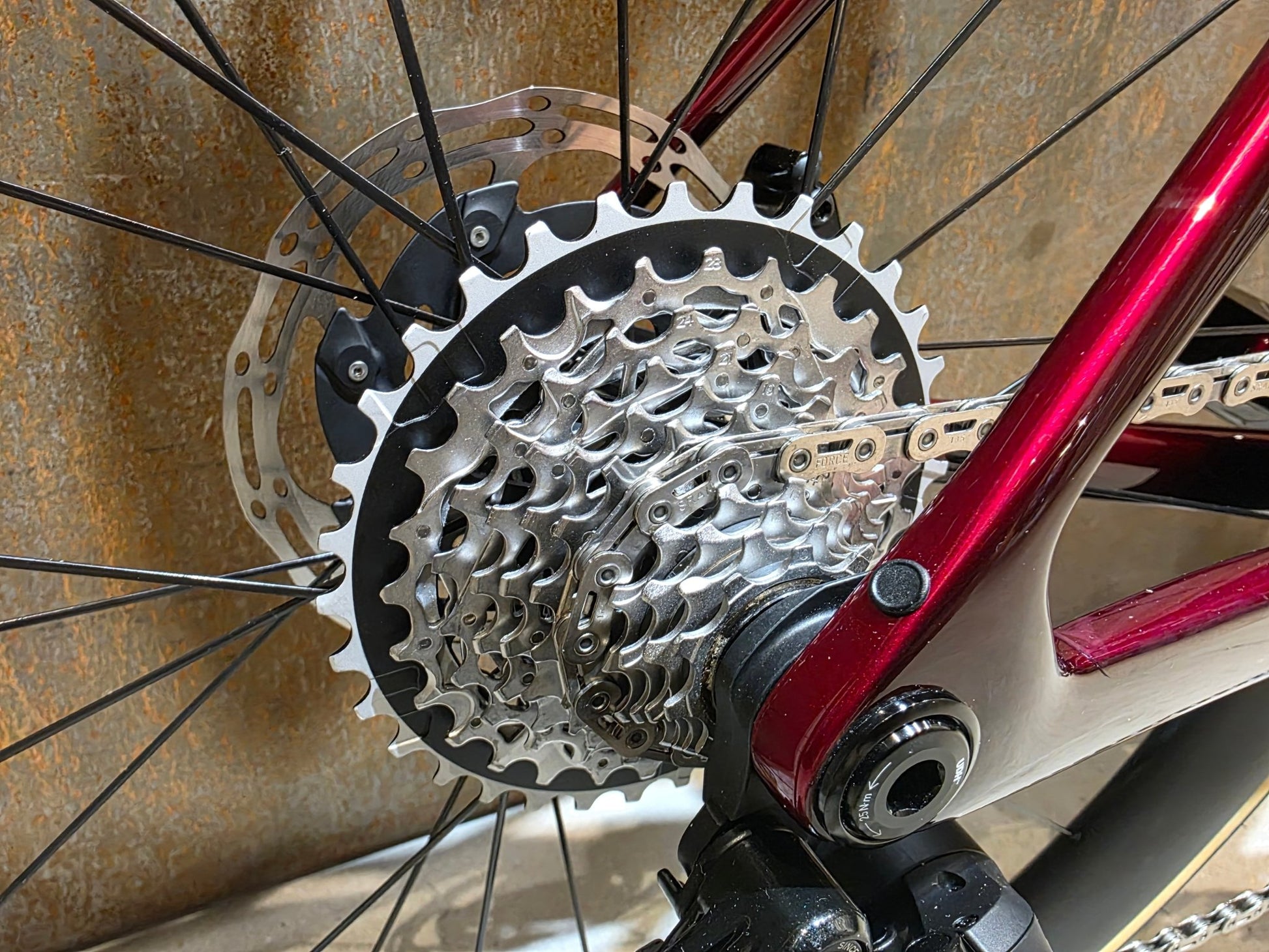 Rennrad von Trek, TREK MADONE SLR 7 AXS MY 2026 / CARBON RED SMOKE / M vor USEDBIKES - OB.DE Hintergrund