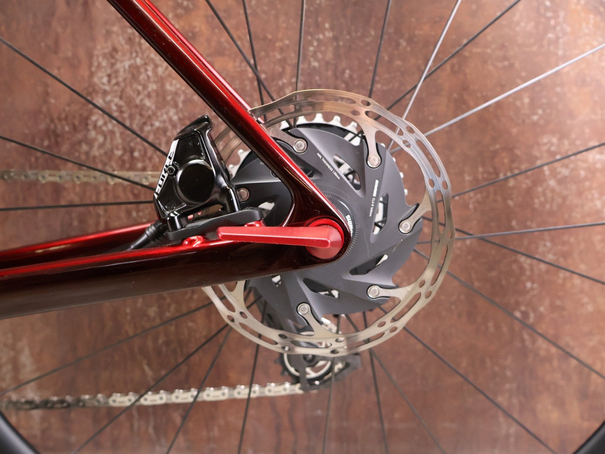 Rennrad von Trek, TREK MADONE SLR 7 AXS MY 2026 / CARBON RED SMOKE / M vor USEDBIKES - OB.DE Hintergrund