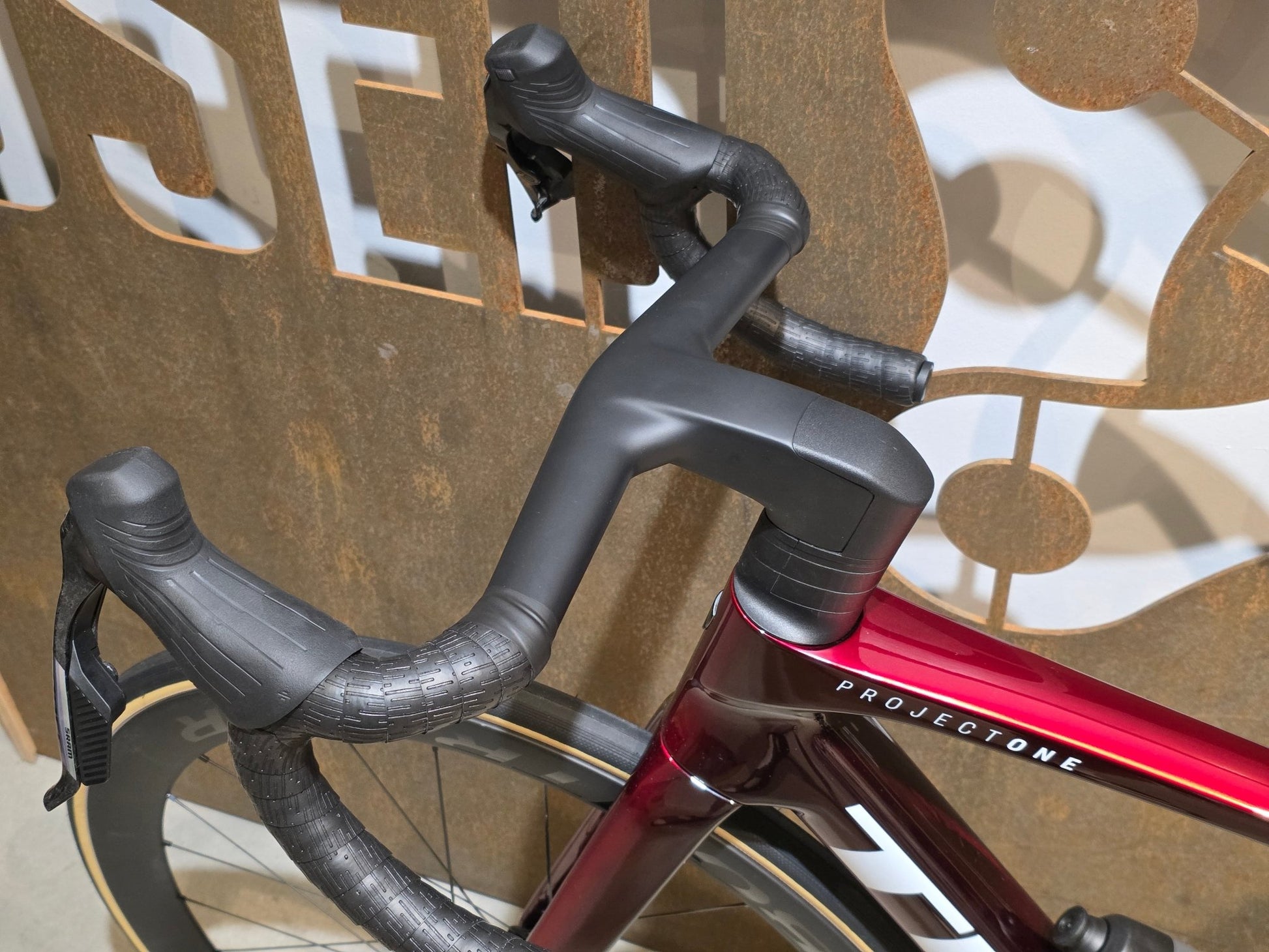 Rennrad von Trek, TREK MADONE SLR 7 AXS MY 2026 / CARBON RED SMOKE / M vor USEDBIKES - OB.DE Hintergrund