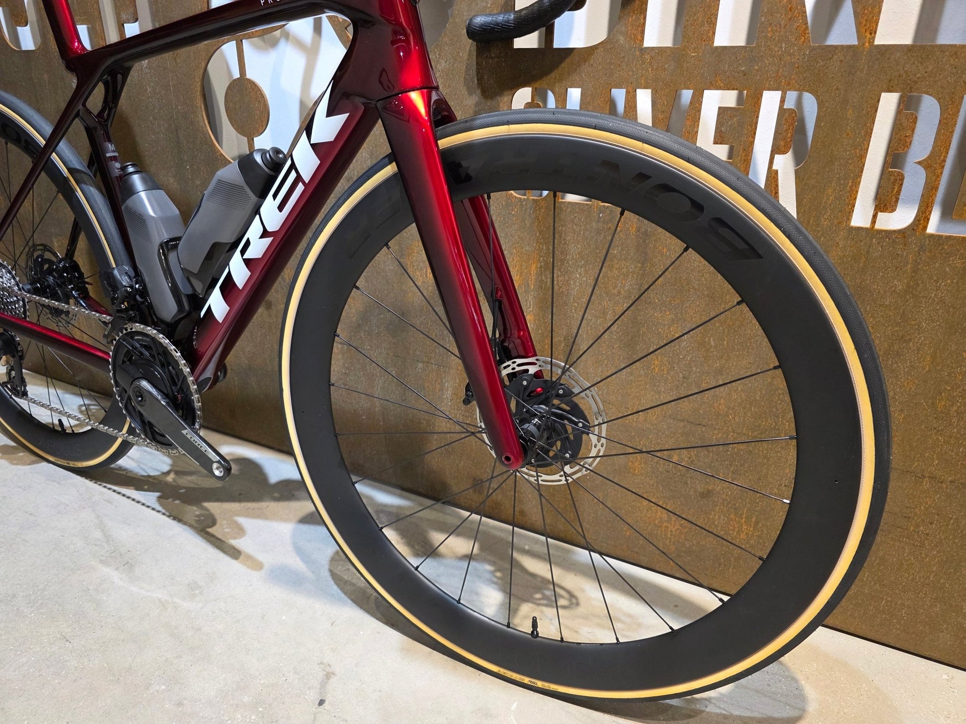 Rennrad von Trek, TREK MADONE SLR 7 AXS MY 2026 / CARBON RED SMOKE / M vor USEDBIKES - OB.DE Hintergrund