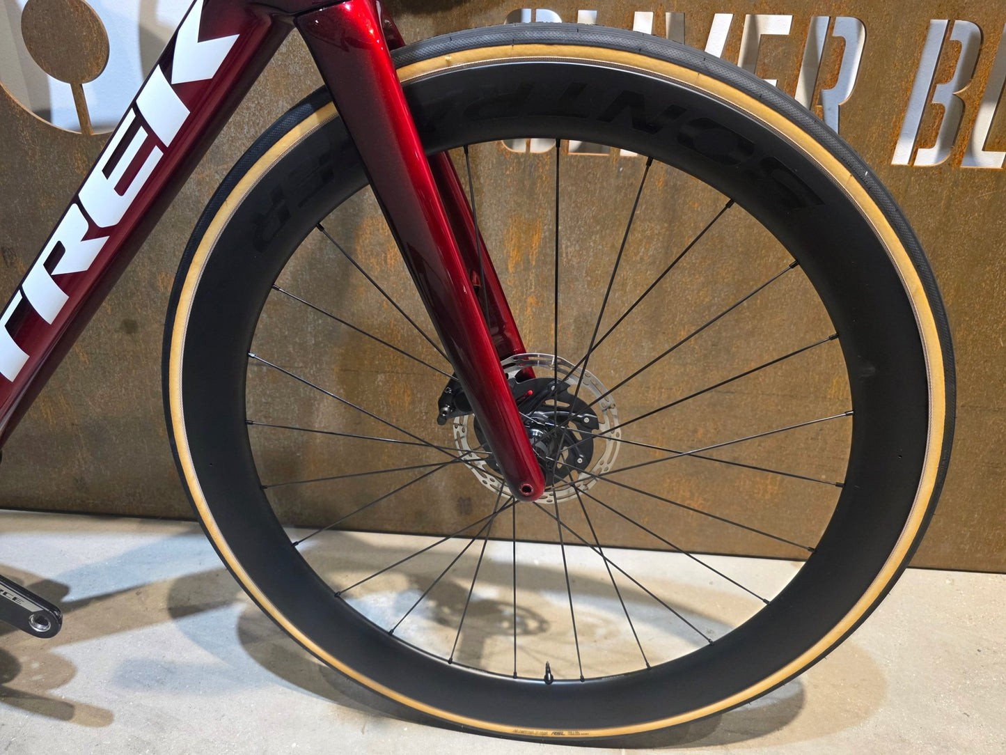 Rennrad von Trek, TREK MADONE SLR 7 AXS MY 2026 / CARBON RED SMOKE / M vor USEDBIKES - OB.DE Hintergrund