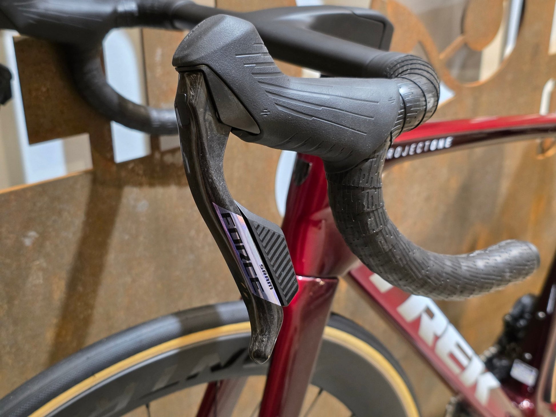 Rennrad von Trek, TREK MADONE SLR 7 AXS MY 2026 / CARBON RED SMOKE / M vor USEDBIKES - OB.DE Hintergrund